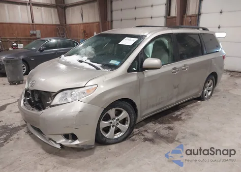 2017 Toyota Sienna Le 8 Passenger z USA, uszkodzony, nr VIN 5TDKZ3DC3HS825432